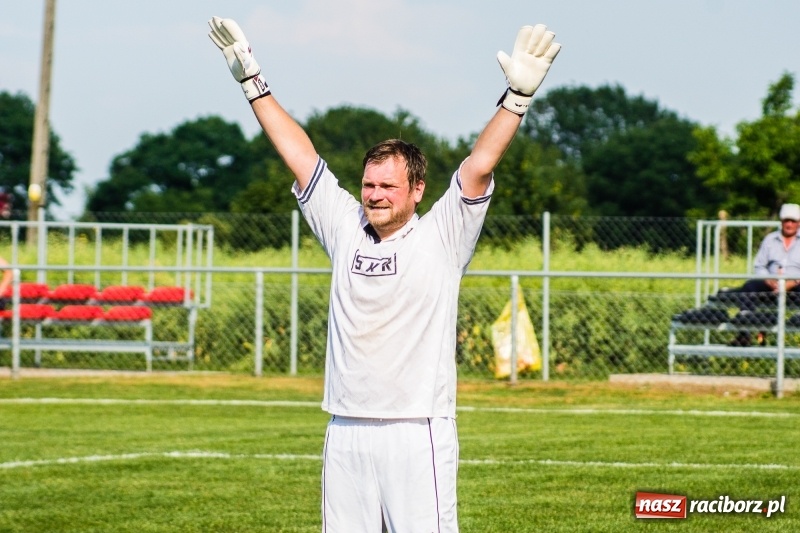 Zdjęcie w galerii na portalu naszraciborz.pl: Turniej oldbojów w Borucinie. Pietrowice z pucharem. Poważna kontuzja zawodnika FC Bavaria wiadomości z regionu