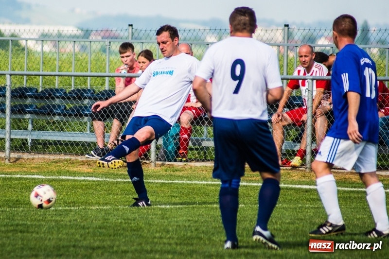 Zdjęcie w galerii na portalu naszraciborz.pl: Turniej oldbojów w Borucinie. Pietrowice z pucharem. Poważna kontuzja zawodnika FC Bavaria wiadomości z regionu