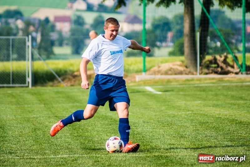 Zdjęcie w galerii na portalu naszraciborz.pl: Turniej oldbojów w Borucinie. Pietrowice z pucharem. Poważna kontuzja zawodnika FC Bavaria wiadomości z regionu