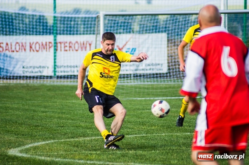Zdjęcie w galerii na portalu naszraciborz.pl: Turniej oldbojów w Borucinie. Pietrowice z pucharem. Poważna kontuzja zawodnika FC Bavaria wiadomości z regionu