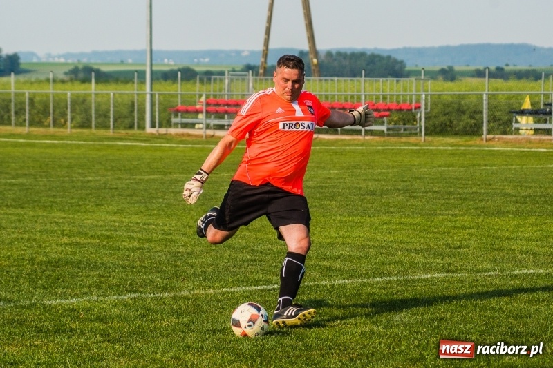 Zdjęcie w galerii na portalu naszraciborz.pl: Turniej oldbojów w Borucinie. Pietrowice z pucharem. Poważna kontuzja zawodnika FC Bavaria wiadomości z regionu