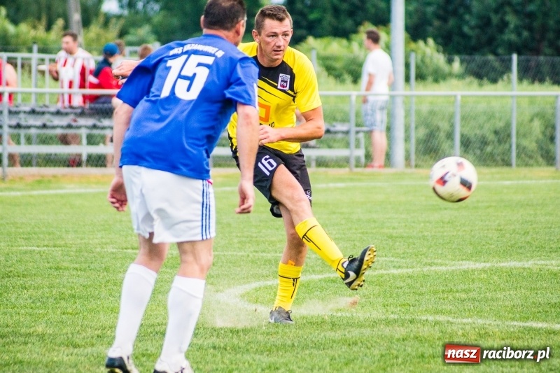 Zdjęcie w galerii na portalu naszraciborz.pl: Turniej oldbojów w Borucinie. Pietrowice z pucharem. Poważna kontuzja zawodnika FC Bavaria wiadomości z regionu