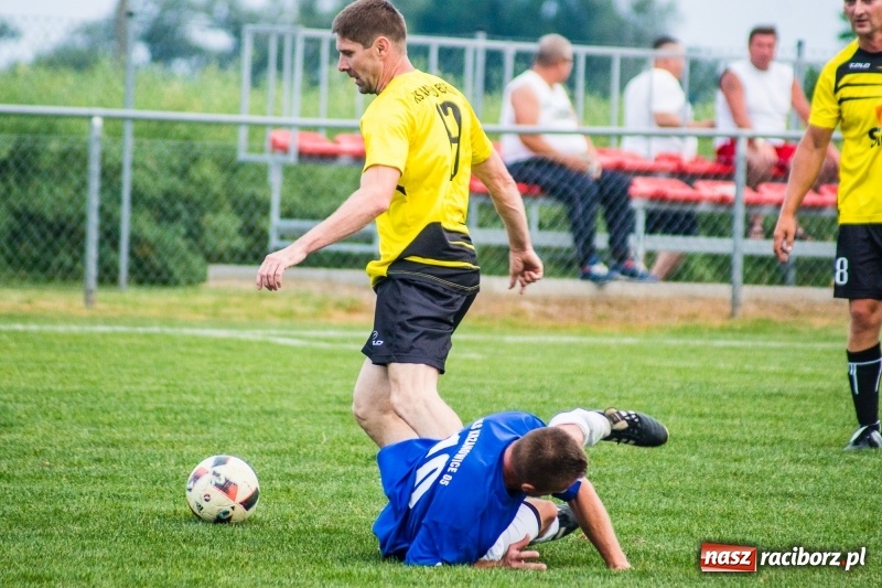 Zdjęcie w galerii na portalu naszraciborz.pl: Turniej oldbojów w Borucinie. Pietrowice z pucharem. Poważna kontuzja zawodnika FC Bavaria wiadomości z regionu