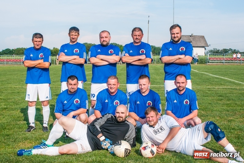 Zdjęcie w galerii na portalu naszraciborz.pl: Turniej oldbojów w Borucinie. Pietrowice z pucharem. Poważna kontuzja zawodnika FC Bavaria wiadomości z regionu