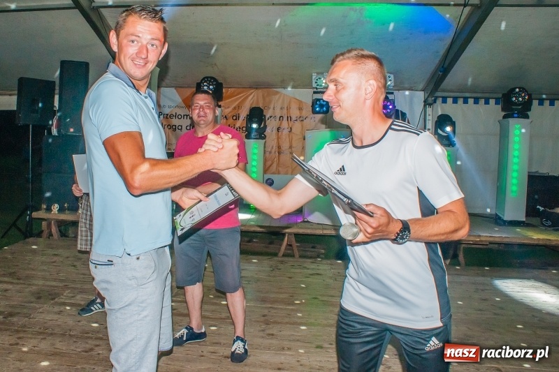 Zdjęcie w galerii na portalu naszraciborz.pl: Turniej oldbojów w Borucinie. Pietrowice z pucharem. Poważna kontuzja zawodnika FC Bavaria wiadomości z regionu