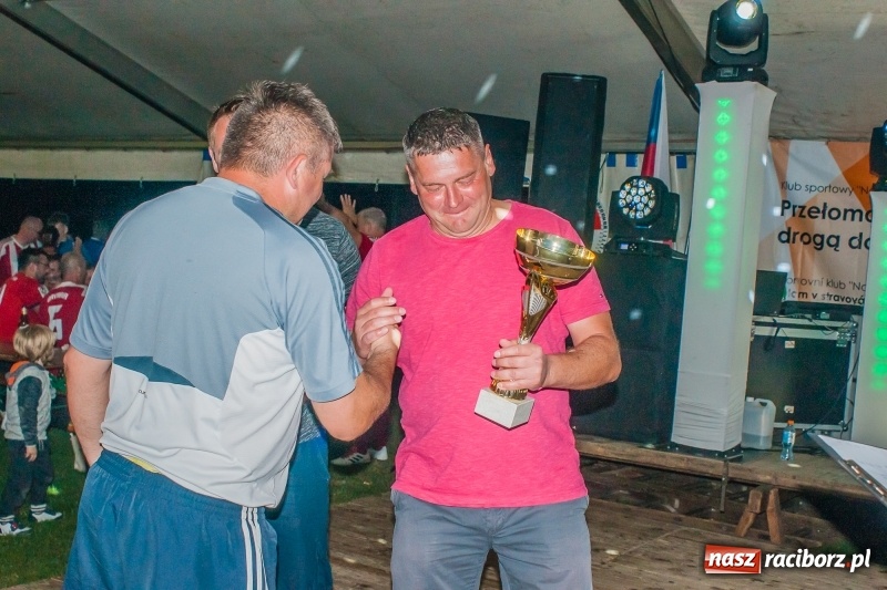 Zdjęcie w galerii na portalu naszraciborz.pl: Turniej oldbojów w Borucinie. Pietrowice z pucharem. Poważna kontuzja zawodnika FC Bavaria wiadomości z regionu