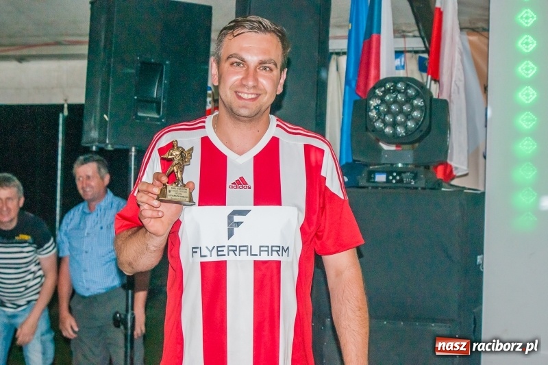 Zdjęcie w galerii na portalu naszraciborz.pl: Turniej oldbojów w Borucinie. Pietrowice z pucharem. Poważna kontuzja zawodnika FC Bavaria wiadomości z regionu