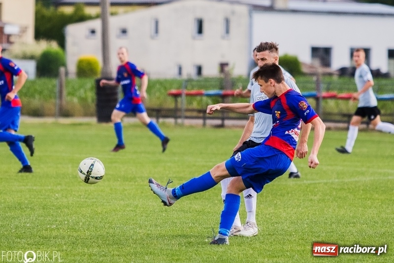 Zdjęcie w galerii na portalu naszraciborz.pl: Klasa okręgowa: Remis w meczu o życie wiadomości z regionu