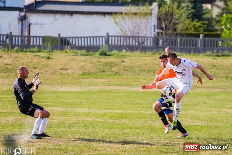 Zdjęcie w galerii na portalu naszraciborz.pl: A klasa: Zmiana sędziów nie pomogła. Tworków gładko pokonał Studzienną wiadomości z regionu
