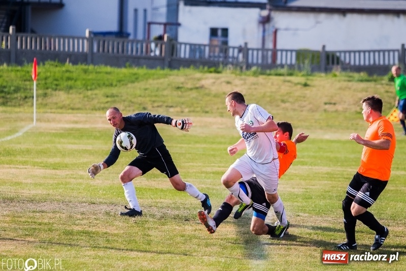 Zdjęcie w galerii na portalu naszraciborz.pl: A klasa: Zmiana sędziów nie pomogła. Tworków gładko pokonał Studzienną wiadomości z regionu