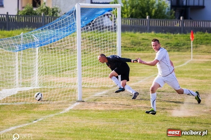 Zdjęcie w galerii na portalu naszraciborz.pl: A klasa: Zmiana sędziów nie pomogła. Tworków gładko pokonał Studzienną wiadomości z regionu