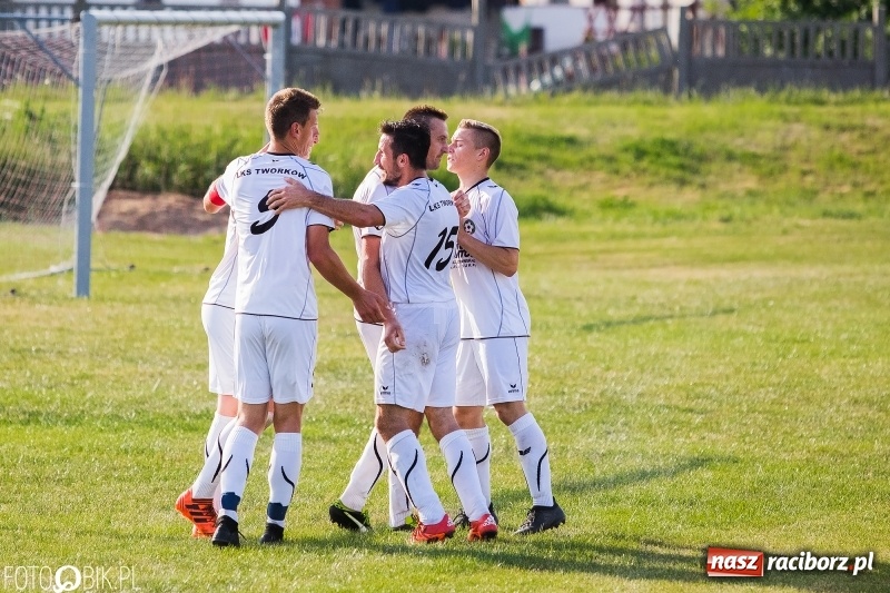 Zdjęcie w galerii na portalu naszraciborz.pl: A klasa: Zmiana sędziów nie pomogła. Tworków gładko pokonał Studzienną wiadomości z regionu