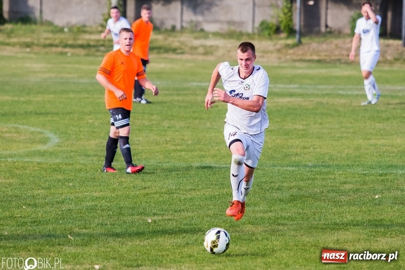 Zdjęcie w galerii na portalu naszraciborz.pl: A klasa: Zmiana sędziów nie pomogła. Tworków gładko pokonał Studzienną wiadomości z regionu