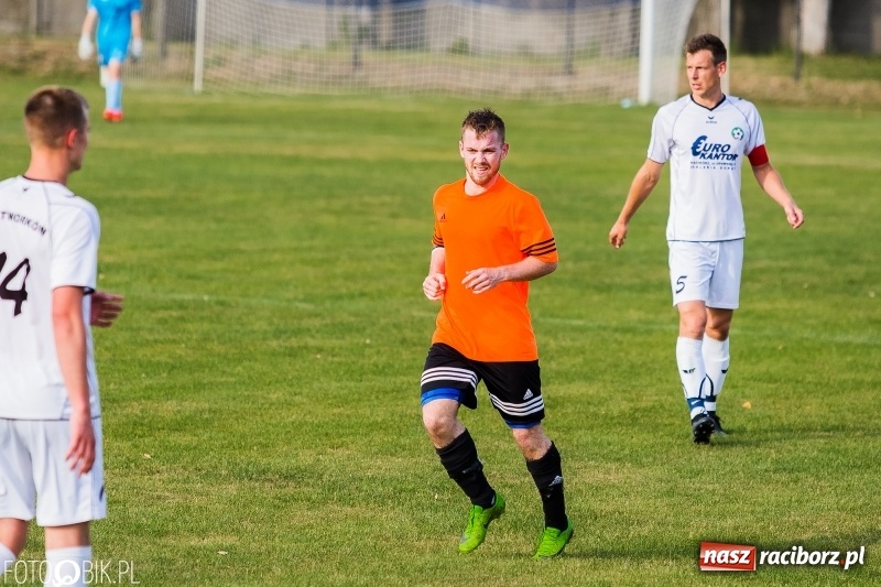 Zdjęcie w galerii na portalu naszraciborz.pl: A klasa: Zmiana sędziów nie pomogła. Tworków gładko pokonał Studzienną wiadomości z regionu