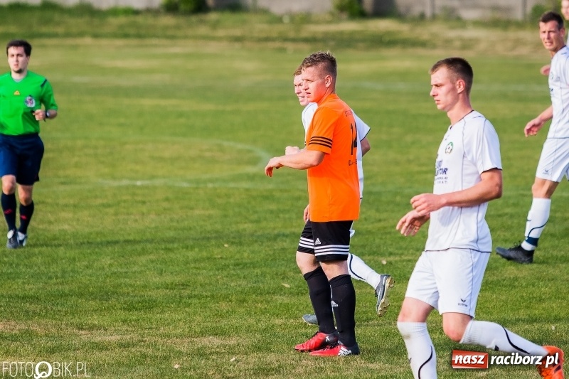 Zdjęcie w galerii na portalu naszraciborz.pl: A klasa: Zmiana sędziów nie pomogła. Tworków gładko pokonał Studzienną wiadomości z regionu