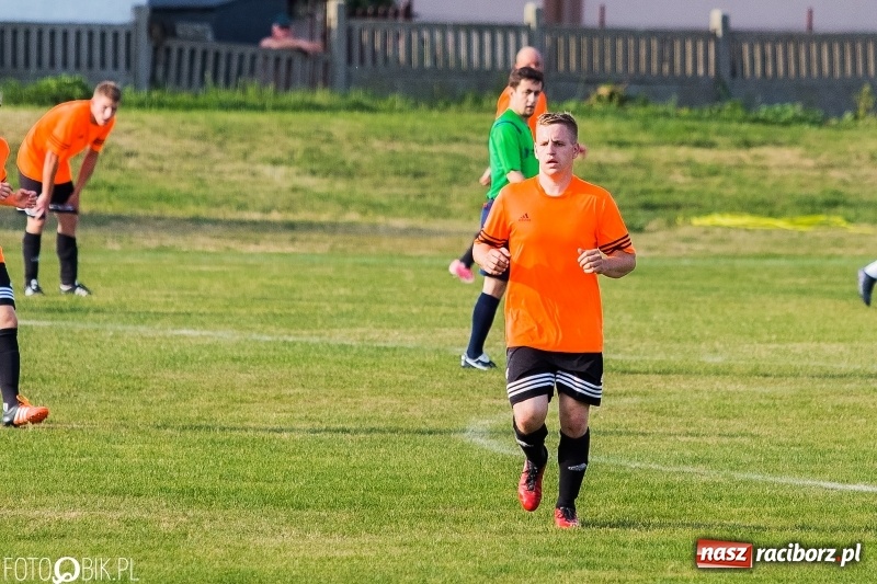 Zdjęcie w galerii na portalu naszraciborz.pl: A klasa: Zmiana sędziów nie pomogła. Tworków gładko pokonał Studzienną wiadomości z regionu