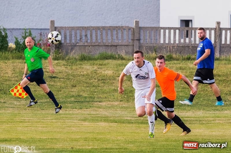 Zdjęcie w galerii na portalu naszraciborz.pl: A klasa: Zmiana sędziów nie pomogła. Tworków gładko pokonał Studzienną wiadomości z regionu