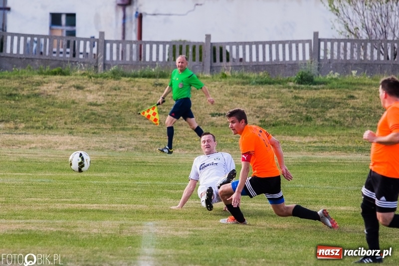 Zdjęcie w galerii na portalu naszraciborz.pl: A klasa: Zmiana sędziów nie pomogła. Tworków gładko pokonał Studzienną wiadomości z regionu