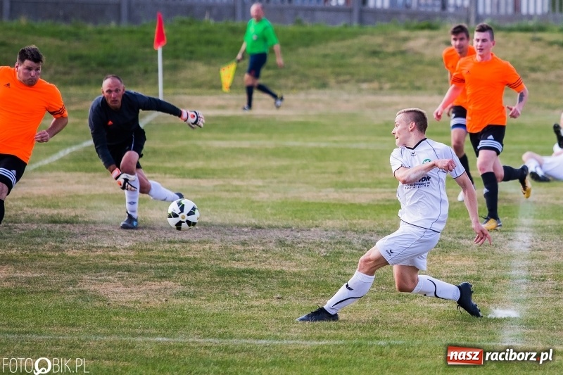 Zdjęcie w galerii na portalu naszraciborz.pl: A klasa: Zmiana sędziów nie pomogła. Tworków gładko pokonał Studzienną wiadomości z regionu