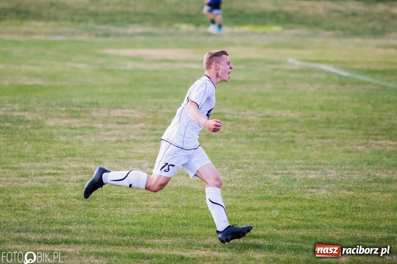 Zdjęcie w galerii na portalu naszraciborz.pl: A klasa: Zmiana sędziów nie pomogła. Tworków gładko pokonał Studzienną wiadomości z regionu