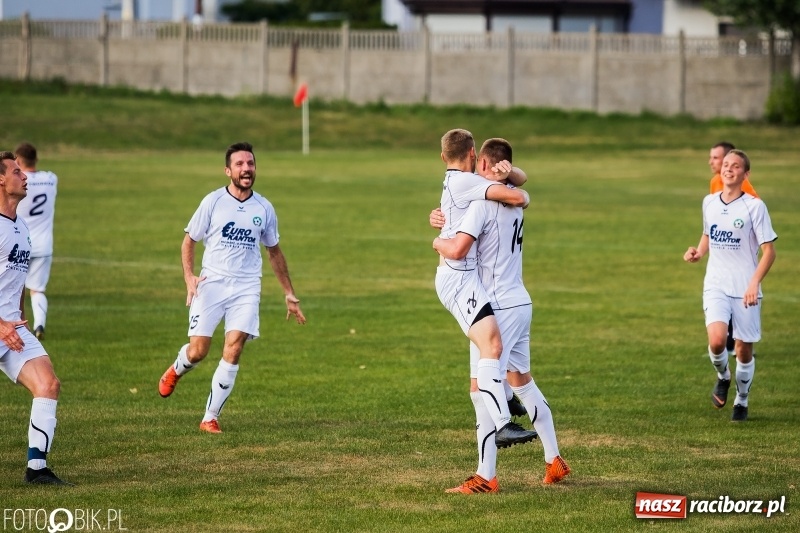 Zdjęcie w galerii na portalu naszraciborz.pl: A klasa: Zmiana sędziów nie pomogła. Tworków gładko pokonał Studzienną wiadomości z regionu