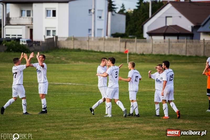Zdjęcie w galerii na portalu naszraciborz.pl: A klasa: Zmiana sędziów nie pomogła. Tworków gładko pokonał Studzienną wiadomości z regionu