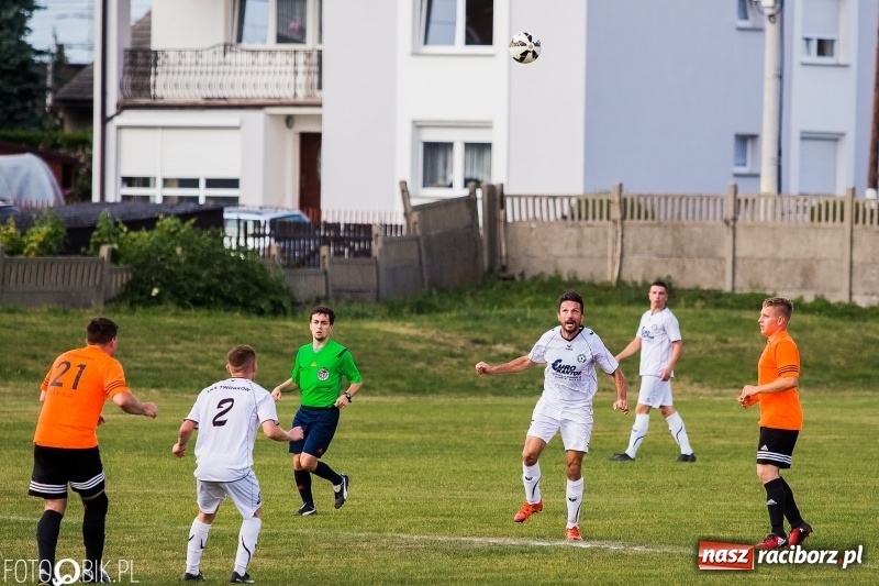 Zdjęcie w galerii na portalu naszraciborz.pl: A klasa: Zmiana sędziów nie pomogła. Tworków gładko pokonał Studzienną wiadomości z regionu