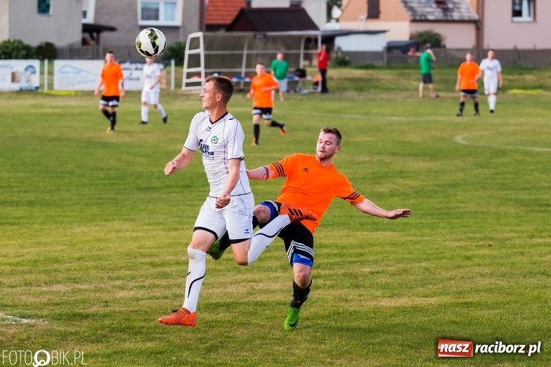 Zdjęcie w galerii na portalu naszraciborz.pl: A klasa: Zmiana sędziów nie pomogła. Tworków gładko pokonał Studzienną wiadomości z regionu