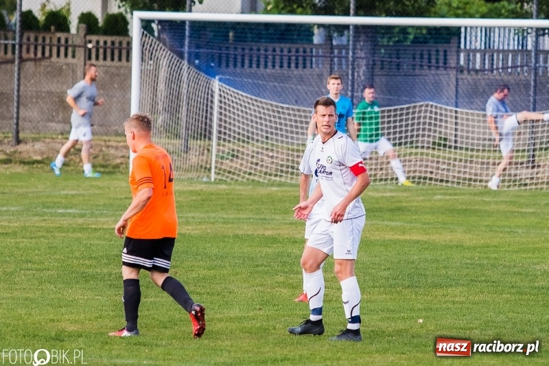 Zdjęcie w galerii na portalu naszraciborz.pl: A klasa: Zmiana sędziów nie pomogła. Tworków gładko pokonał Studzienną wiadomości z regionu
