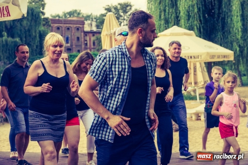 Zdjęcie w galerii na portalu naszraciborz.pl: Salsowe rytmy na plaży miejskiej w Raciborzu wiadomości z regionu