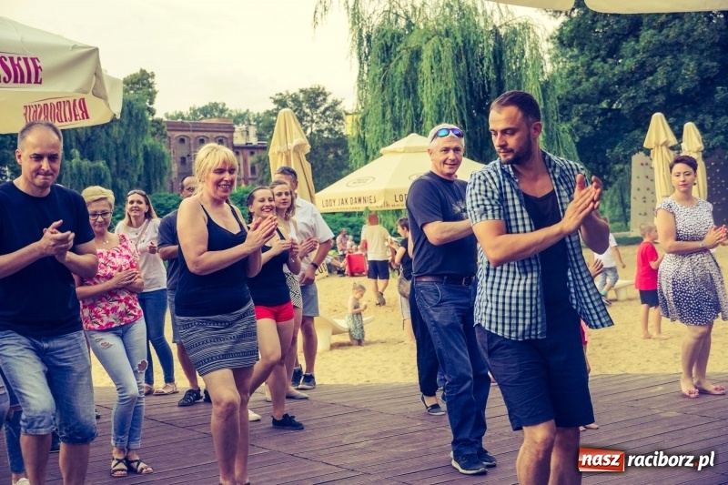 Zdjęcie w galerii na portalu naszraciborz.pl: Salsowe rytmy na plaży miejskiej w Raciborzu wiadomości z regionu