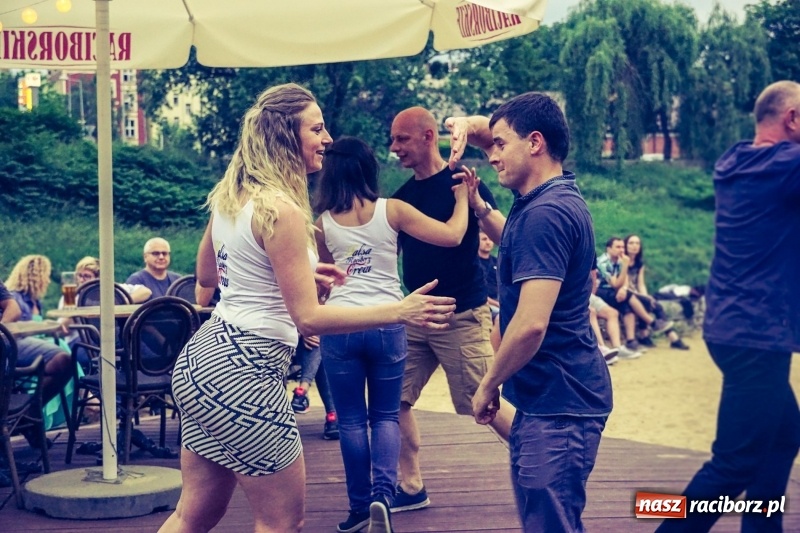 Zdjęcie w galerii na portalu naszraciborz.pl: Salsowe rytmy na plaży miejskiej w Raciborzu wiadomości z regionu