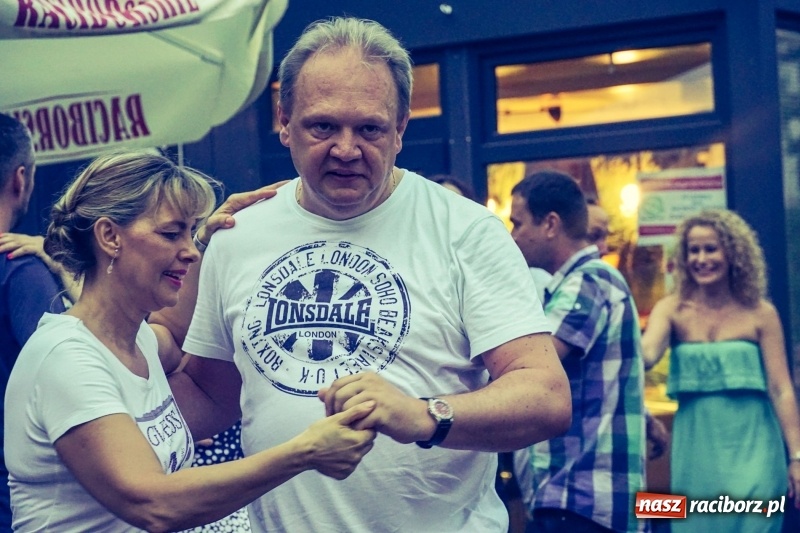 Zdjęcie w galerii na portalu naszraciborz.pl: Salsowe rytmy na plaży miejskiej w Raciborzu wiadomości z regionu