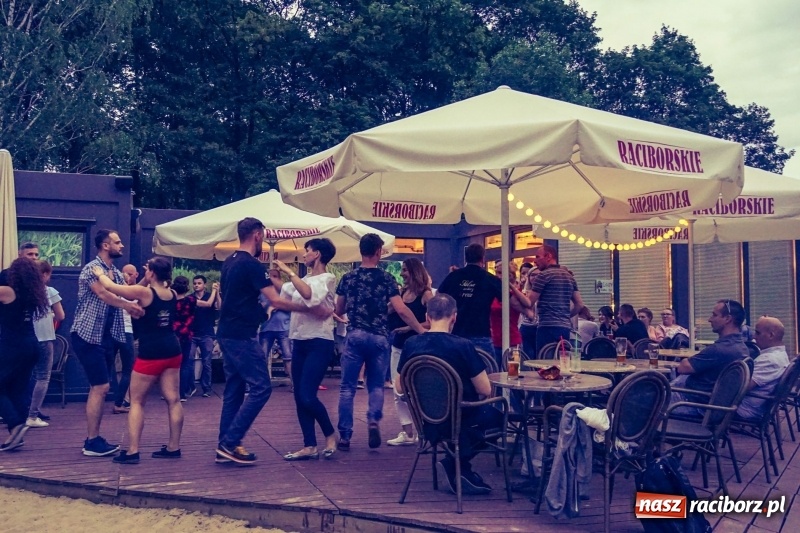 Zdjęcie w galerii na portalu naszraciborz.pl: Salsowe rytmy na plaży miejskiej w Raciborzu wiadomości z regionu