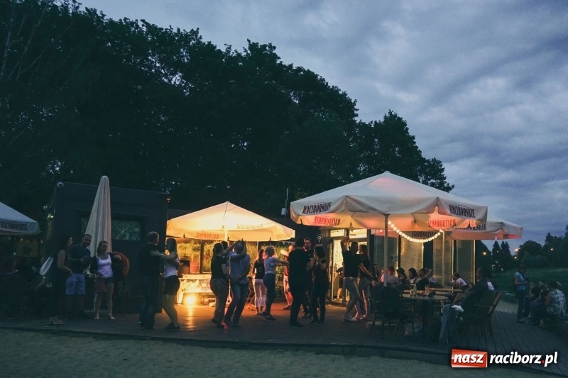 Zdjęcie w galerii na portalu naszraciborz.pl: Salsowe rytmy na plaży miejskiej w Raciborzu wiadomości z regionu