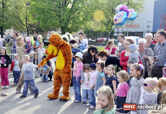 Zdjęcie w galerii na portalu naszraciborz.pl: Majówka: Tabu porwał do zabawy... wiadomości z regionu