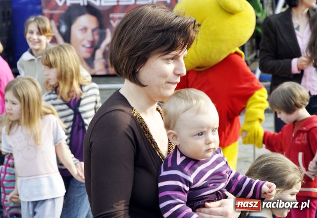 Zdjęcie w galerii na portalu naszraciborz.pl: Majówka: Tabu porwał do zabawy... wiadomości z regionu