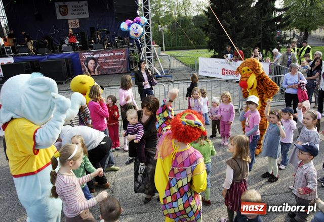 Zdjęcie w galerii na portalu naszraciborz.pl: Majówka: Tabu porwał do zabawy... wiadomości z regionu