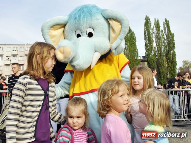 Zdjęcie w galerii na portalu naszraciborz.pl: Majówka: Tabu porwał do zabawy... wiadomości z regionu