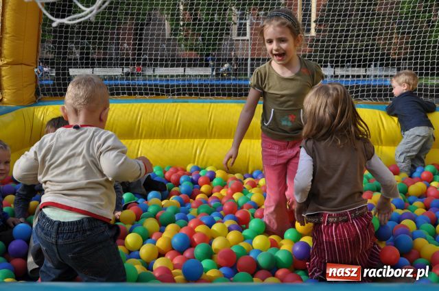 Zdjęcie w galerii na portalu naszraciborz.pl: Majówka: Tabu porwał do zabawy... wiadomości z regionu