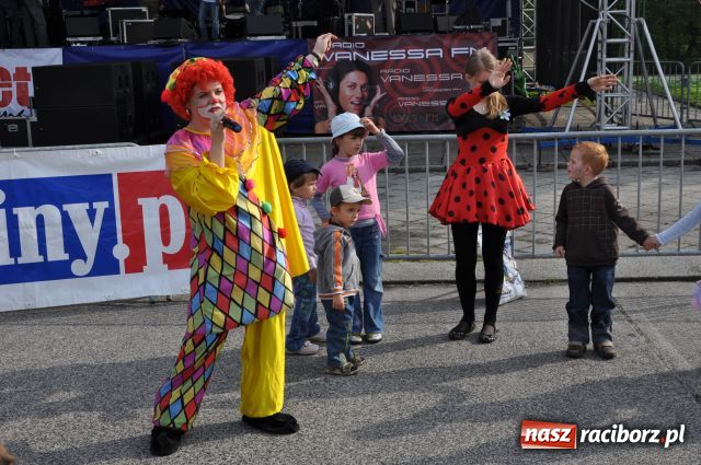 Zdjęcie w galerii na portalu naszraciborz.pl: Majówka: Tabu porwał do zabawy... wiadomości z regionu