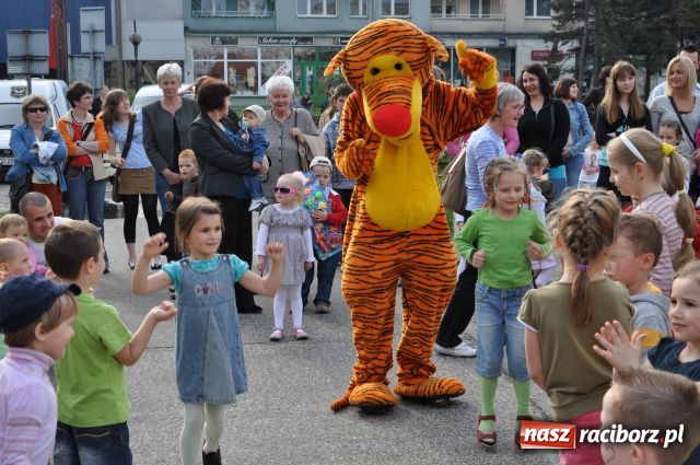 Zdjęcie w galerii na portalu naszraciborz.pl: Majówka: Tabu porwał do zabawy... wiadomości z regionu