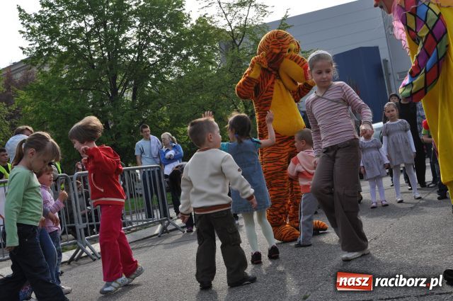 Zdjęcie w galerii na portalu naszraciborz.pl: Majówka: Tabu porwał do zabawy... wiadomości z regionu