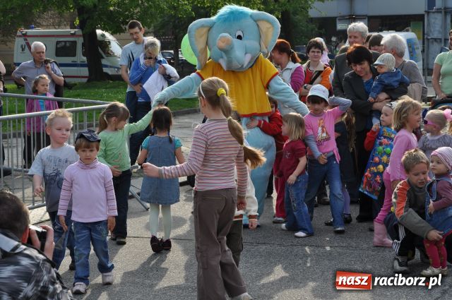 Zdjęcie w galerii na portalu naszraciborz.pl: Majówka: Tabu porwał do zabawy... wiadomości z regionu