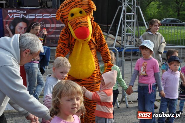 Zdjęcie w galerii na portalu naszraciborz.pl: Majówka: Tabu porwał do zabawy... wiadomości z regionu