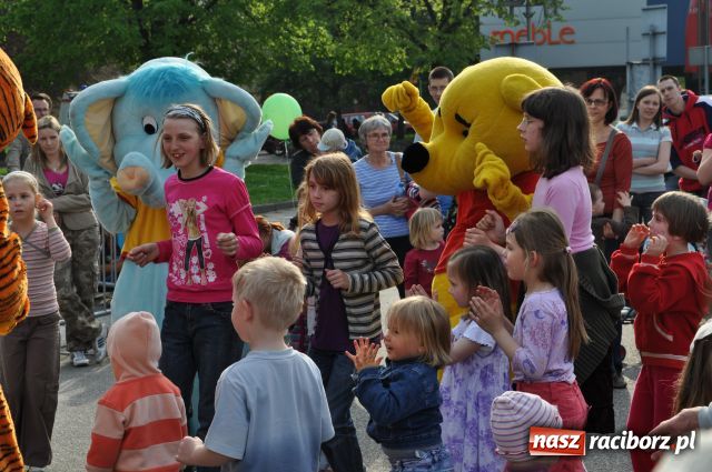 Zdjęcie w galerii na portalu naszraciborz.pl: Majówka: Tabu porwał do zabawy... wiadomości z regionu