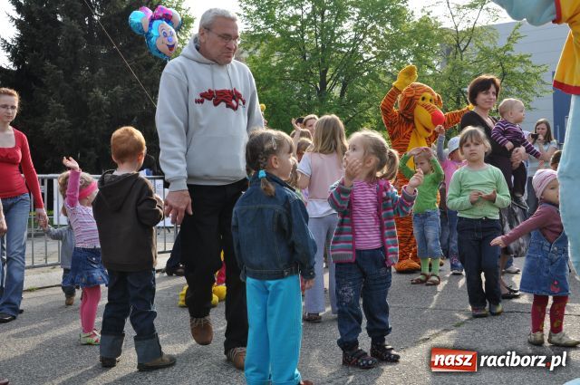 Zdjęcie w galerii na portalu naszraciborz.pl: Majówka: Tabu porwał do zabawy... wiadomości z regionu
