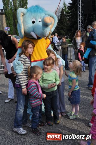 Zdjęcie w galerii na portalu naszraciborz.pl: Majówka: Tabu porwał do zabawy... wiadomości z regionu