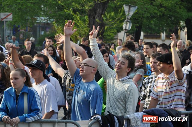 Zdjęcie w galerii na portalu naszraciborz.pl: Majówka: Tabu porwał do zabawy... wiadomości z regionu