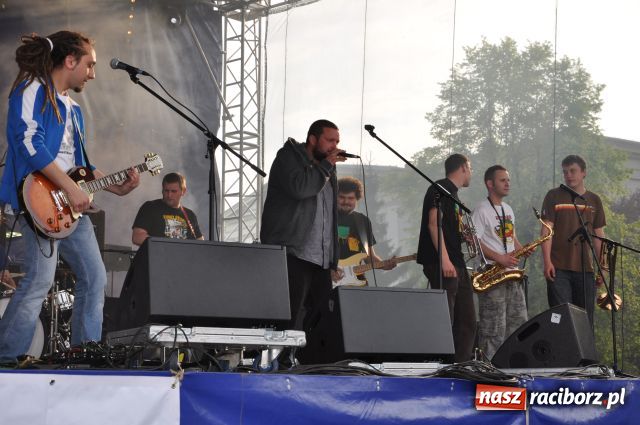 Zdjęcie w galerii na portalu naszraciborz.pl: Majówka: Tabu porwał do zabawy... wiadomości z regionu